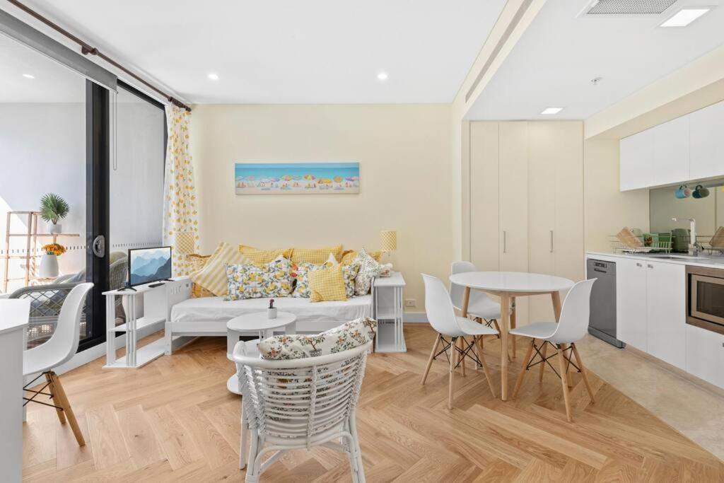 Sunny And Bright Apartment- Self Catering * Sydney